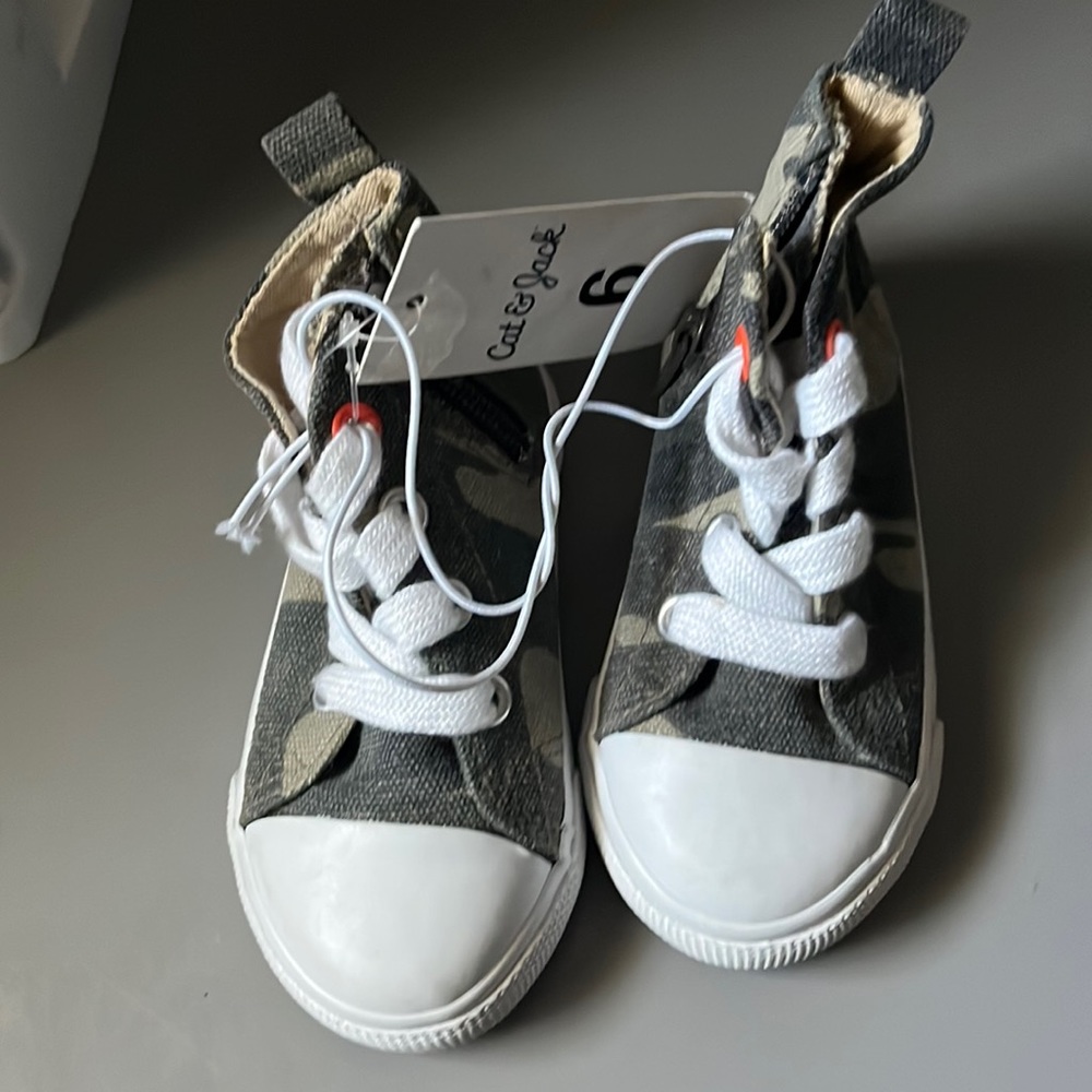 Toddler cat & Jack sneakers with zippers size 6